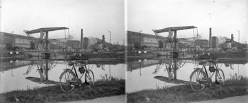 859134 Gezicht op de Werkspoorhavenbrug over de toegang naar de Werkspoorhaven in de Keulsekade te Zuilen, met op de ...